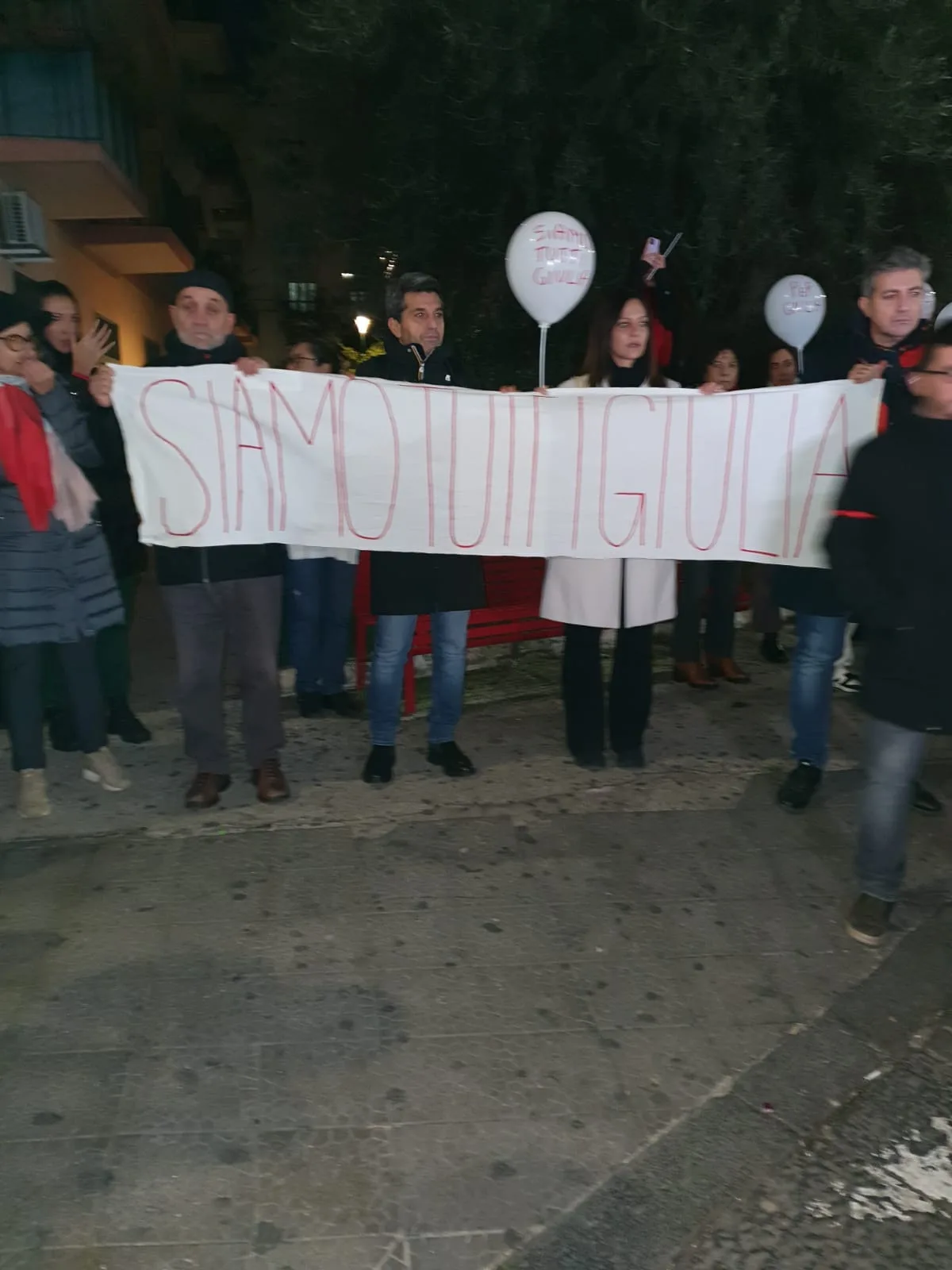 Foto dell’articolo: Violenza donne, flash mob a Fuorigrotta